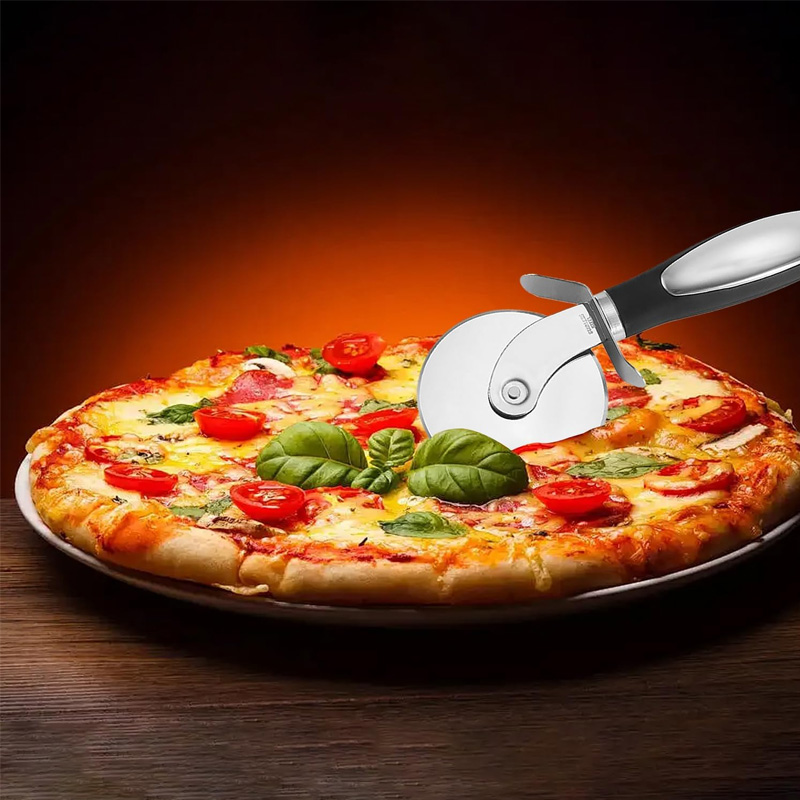 Stainless Steel Pizza Cutter W - Commercial Kitchen Cleaning recensione e prezzo