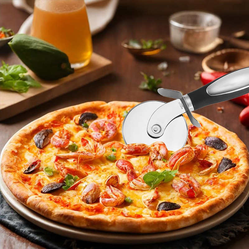 Stainless Steel Pizza Cutter W - Commercial Kitchen Cleaning recensione e prezzo